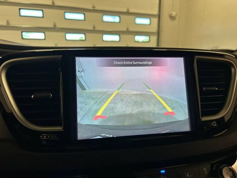 Used 2025 Chrysler Pacifica Select FWD image 24