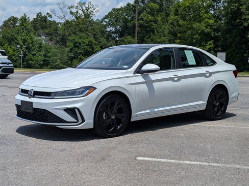 Used 2025 Volkswagen Jetta SE w/ Sunroof Package FWD image 5