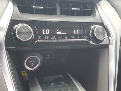 Used 2024 Toyota Venza LE AWD/4WD image 29