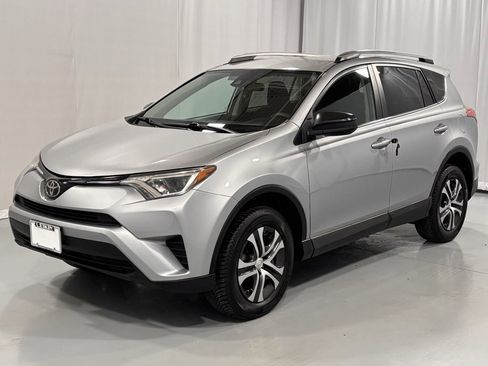 Used 2018 Toyota RAV4 LE image 1