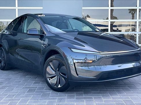 Used 2026 Tesla Model Y Long Range RWD image 3