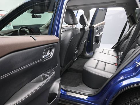 Used 2023 Nissan Rogue SL w/ SL Premium Package image 16