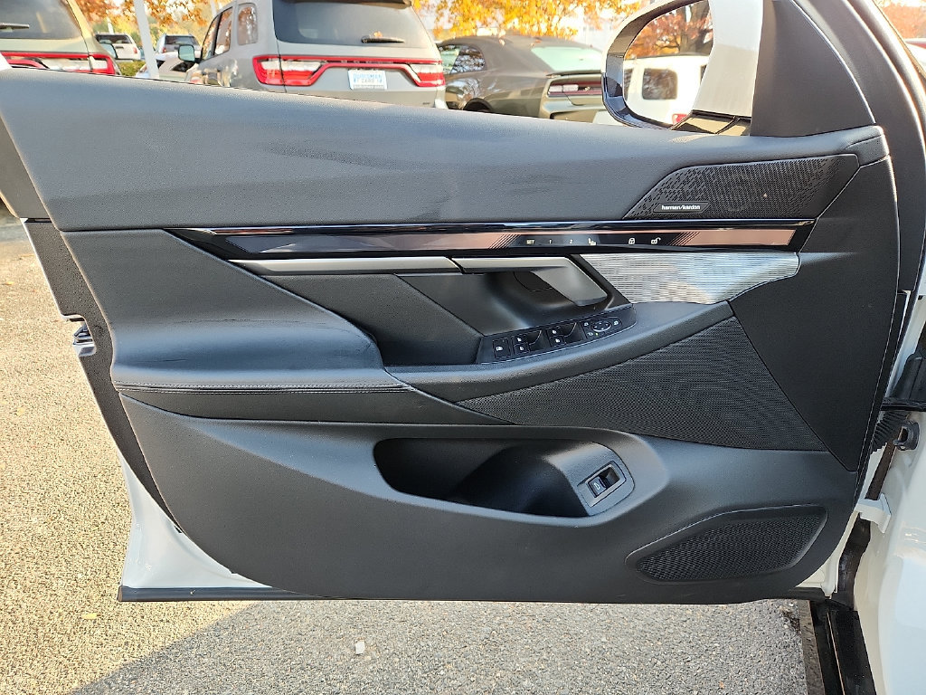 Used 2024 BMW i5 eDrive40i w/ M Sport Package RWD image 12