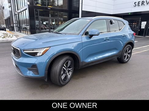 Used 2025 Volvo XC40 B5 Core image 1