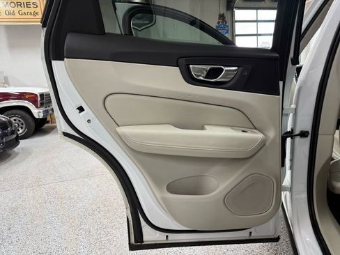 Used 2018 Volvo XC60 T6 Momentum w/ Advanced Package image 13