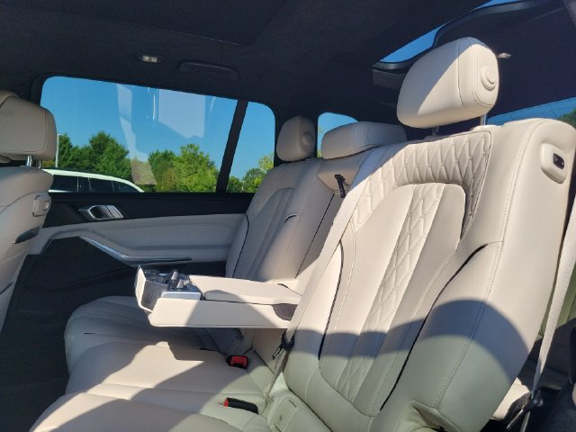 Used 2023 BMW X7 xDrive40i w/ M Sport Package AWD/4WD image 8