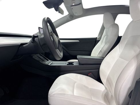 Certified 2023 Tesla Model Y Long Range AWD/4WD image 9