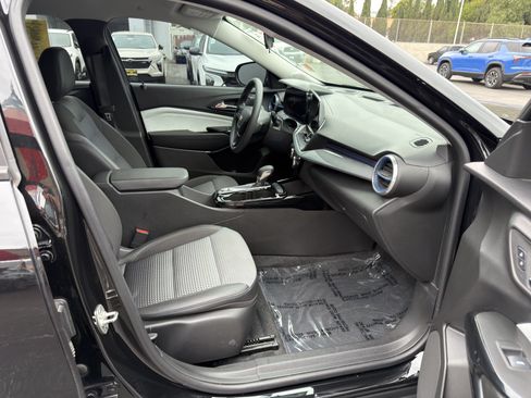 Used 2025 Chevrolet Trax LT FWD image 10