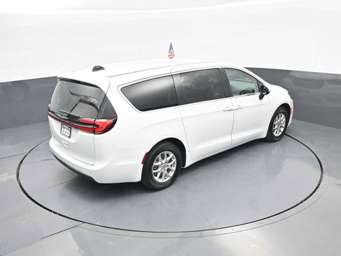 Used 2023 Chrysler Pacifica Touring-L FWD image 35