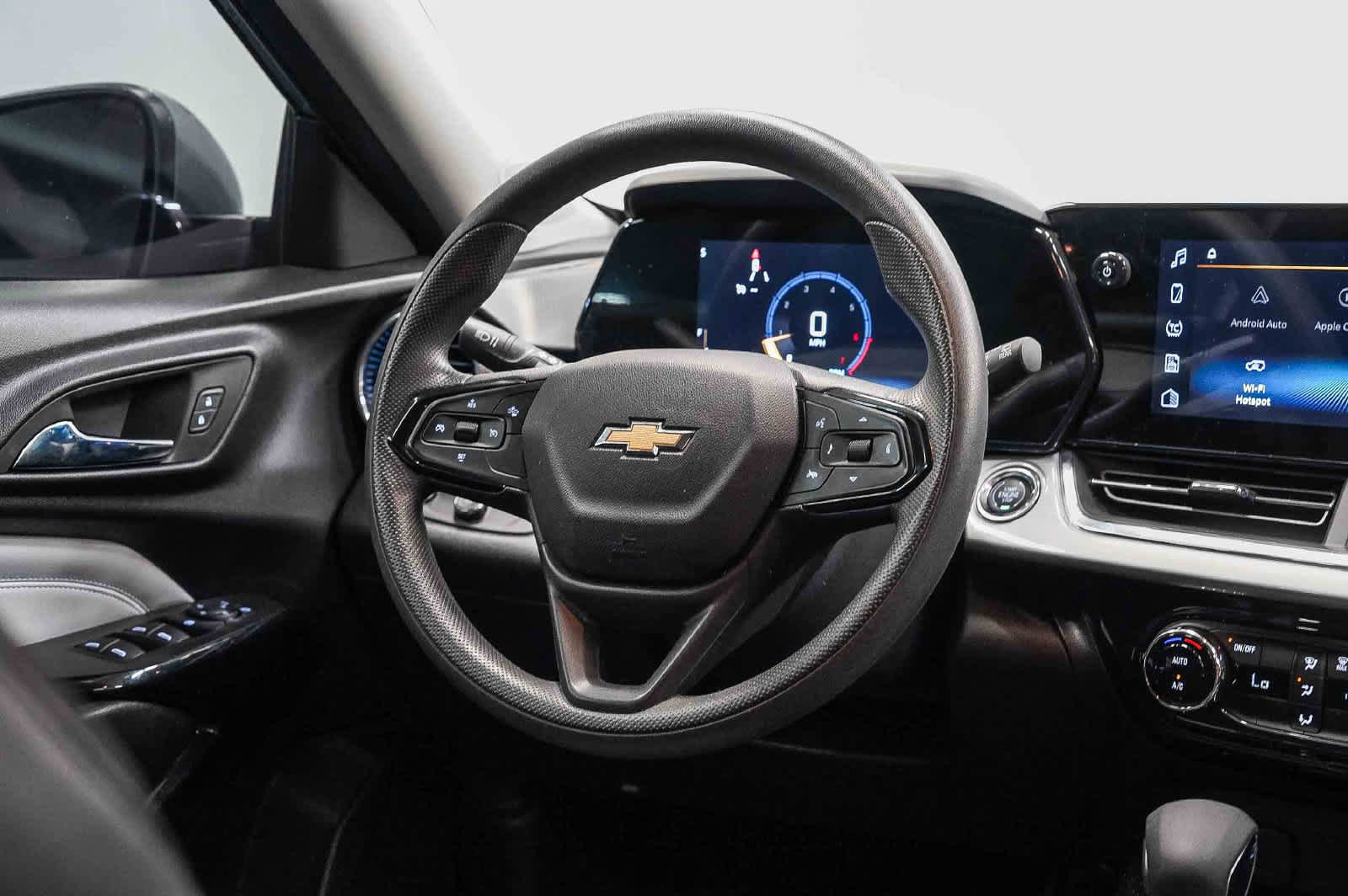 Used 2025 Chevrolet Trax LT FWD image 15