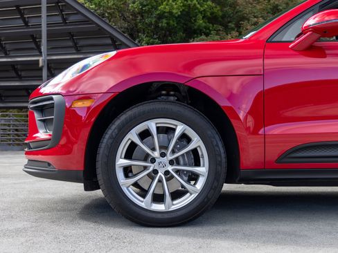 Certified 2026 Porsche Macan AWD/4WD image 13