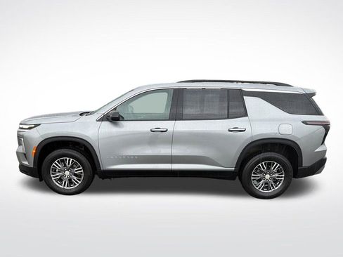 Used 2026 Chevrolet Traverse LT AWD/4WD image 2