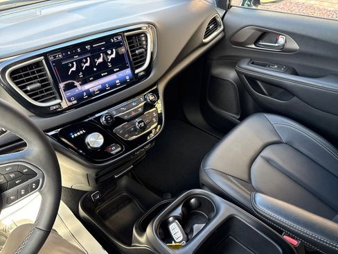 Used 2025 Chrysler Pacifica Select image 17