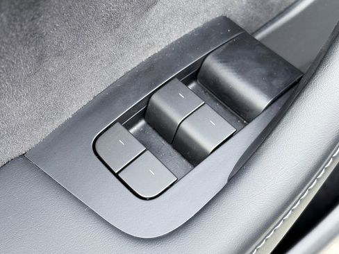 Used 2023 Tesla Model Y Performance image 8