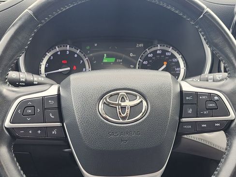 Used 2022 Toyota Highlander XLE AWD/4WD image 22