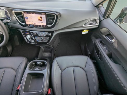 New 2026 Chrysler Voyager LX image 19