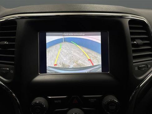 Used 2021 Jeep Grand Cherokee Laredo image 8