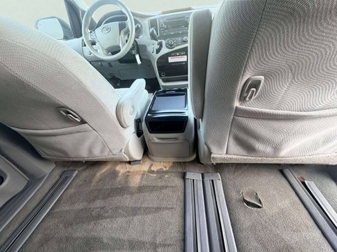 Used 2011 Toyota Sienna LE FWD image 23