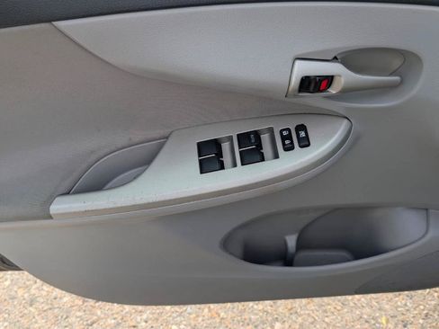 Used 2013 Toyota Corolla LE FWD image 11