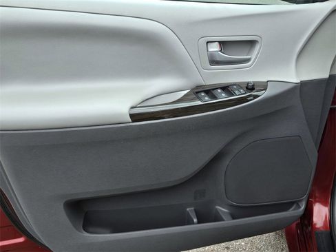 Used 2017 Toyota Sienna XLE image 10