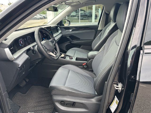 Certified 2025 Volkswagen Tiguan SE AWD/4WD image 14