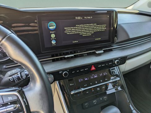 Used 2023 Kia Carnival EX image 28