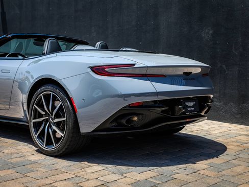 Used 2022 Aston Martin DB11 Volante RWD image 22