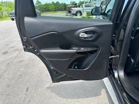Used 2019 Jeep Cherokee Latitude Plus AWD/4WD image 15