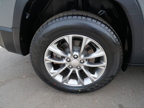 Used 2019 Jeep Cherokee Latitude Plus w/ Cold Weather Group AWD/4WD image 39