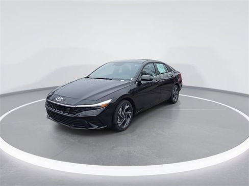 New 2025 Hyundai Elantra Limited image 4