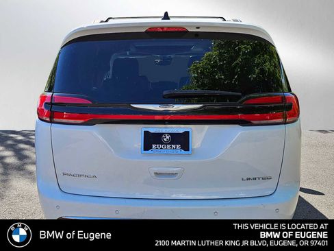 Used 2023 Chrysler Pacifica Limited FWD image 4
