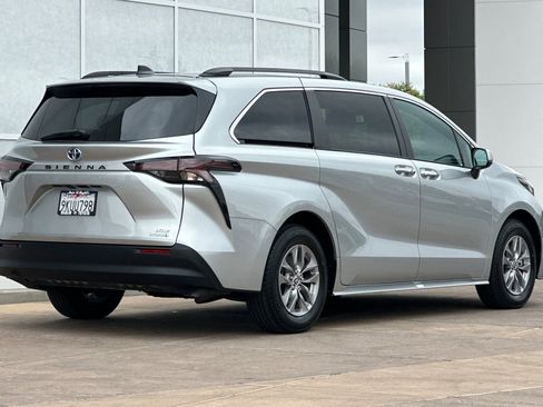 Used 2024 Toyota Sienna XLE FWD image 4