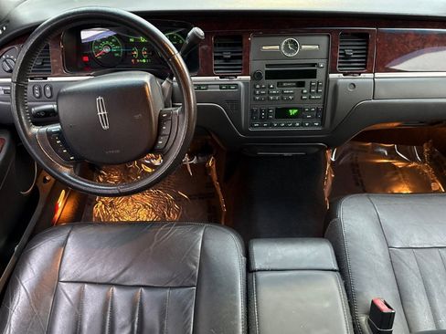 Used 2007 Lincoln Town Car Executive L image 25