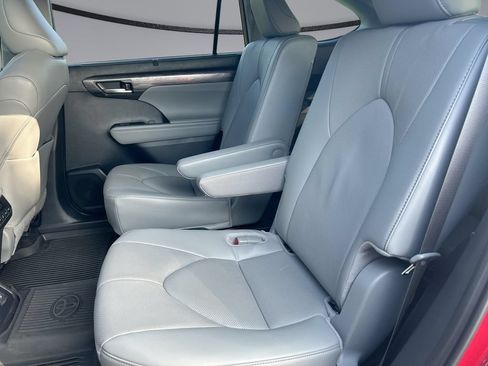 Certified 2026 Toyota Highlander Limited AWD/4WD image 29