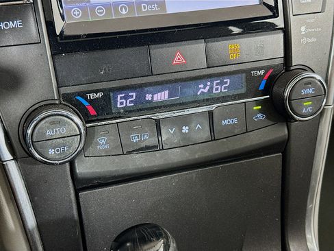 Used 2015 Toyota Camry XLE w/ Moonroof Package image 24