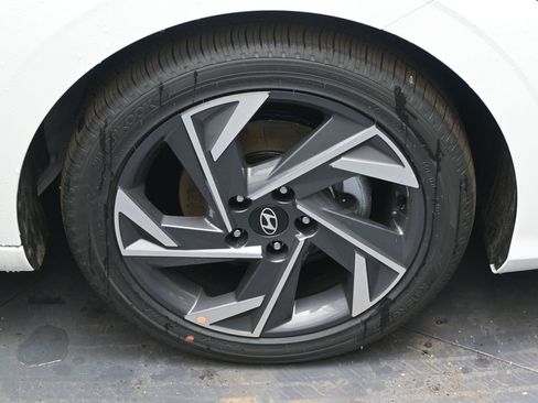 Certified 2025 Hyundai Elantra SEL image 10