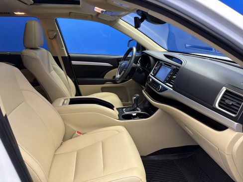 Used 2019 Toyota Highlander XLE image 27