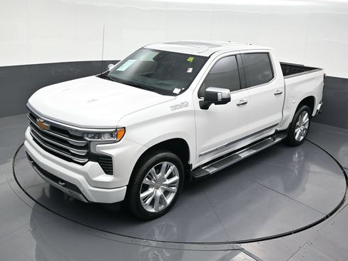 Used 2025 Chevrolet Silverado 1500 High Country w/ High Country Premium Package AWD/4WD image 15