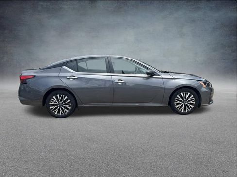 Used 2025 Nissan Altima 2.5 SV FWD image 11
