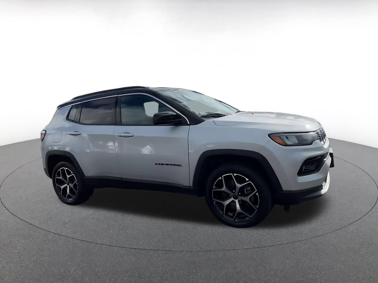 Used 2025 Jeep Compass Limited AWD/4WD image 2