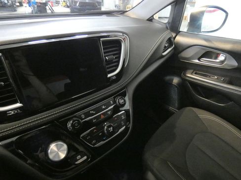 Used 2023 Chrysler Pacifica Touring FWD image 11