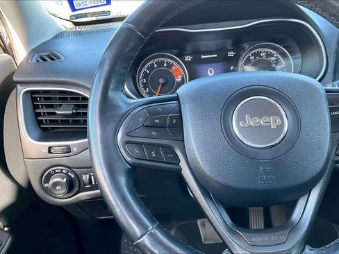 Used 2019 Jeep Cherokee Trailhawk w/ Cold Weather Group image 23