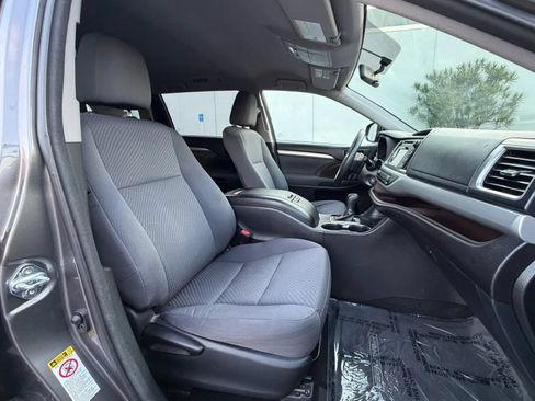 Used 2014 Toyota Highlander LE FWD image 12