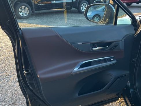 Used 2023 Toyota Venza XLE image 9