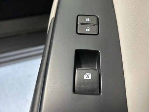 Used 2019 Toyota Highlander XLE AWD/4WD image 41
