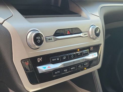 Used 2021 Ford Explorer XLT image 30