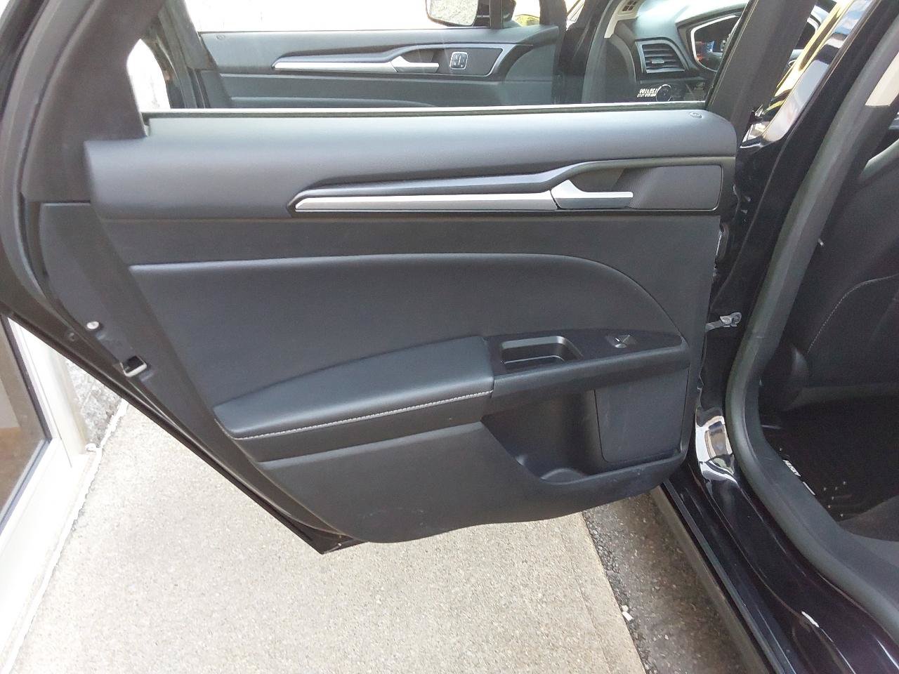 Used 2017 Ford Fusion Titanium AWD/4WD image 29
