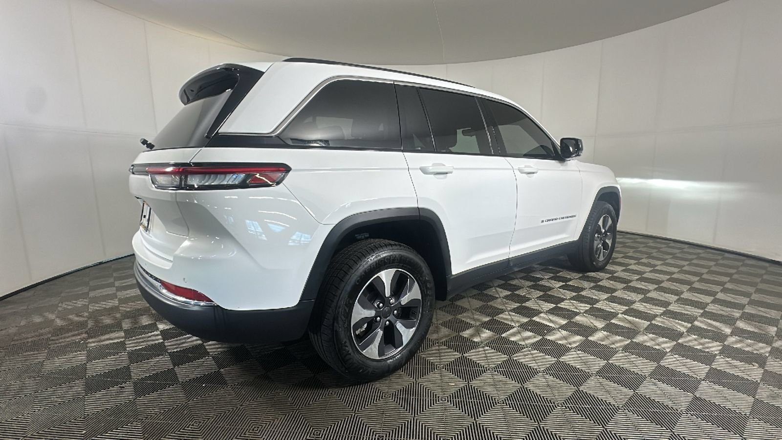 Used 2023 Jeep Grand Cherokee 4WD 4xe image 3