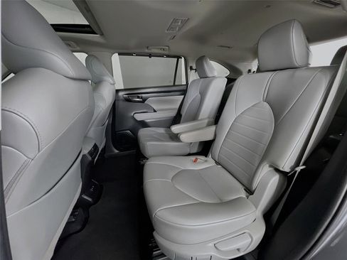 Used 2021 Toyota Highlander XLE image 28