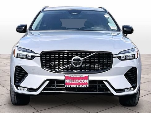 Used 2025 Volvo XC60 B5 Core image 3